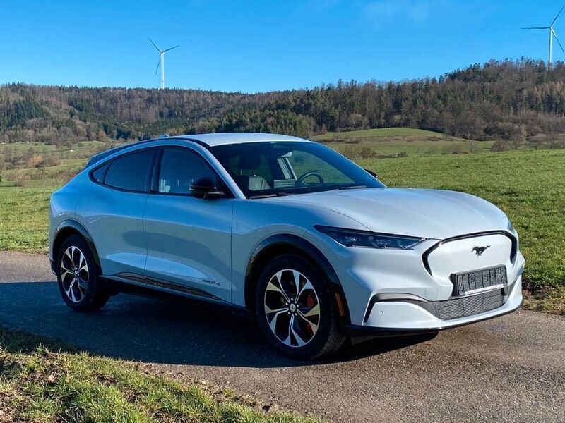Spacewhite (metallic) Gebraucht 2022 Ford Mustang Mach-E Standard Range SUV | 36.490 € (Fairer Preis) - Bild 1/4