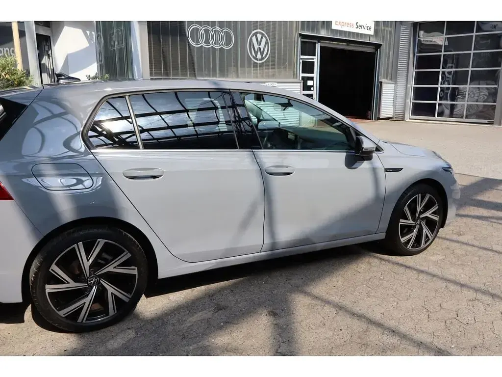 Gebraucht VW Golf VIII Style 131 PS (96 kW) 2024 Grau Limousine