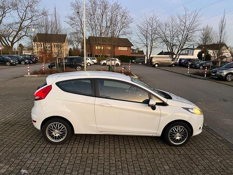 Weiß Gebraucht 2011 Ford Fiesta Coupé | 3.100 € (Guter Preis) - Bild 1/4