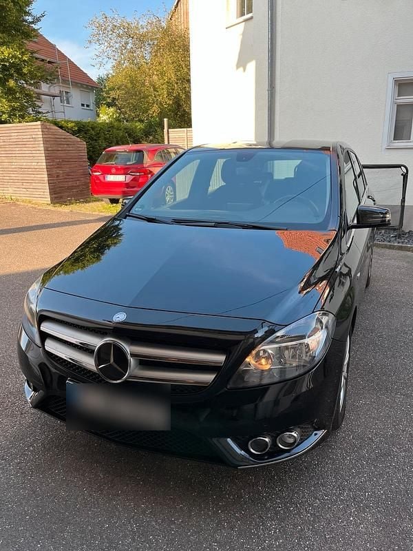 Schwarz Gebraucht 2012 Mercedes B180 Van / Kleinbus | 7.800 € (Guter Preis) - Bild 1/4