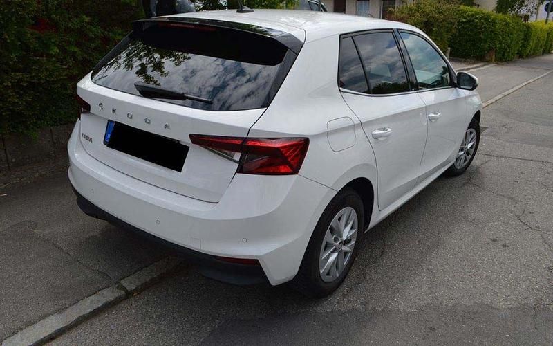 Weiß Gebraucht 2023 Skoda Fabia Style Kleinwagen | 19.199 € (Fairer Preis) - Bild 1/4