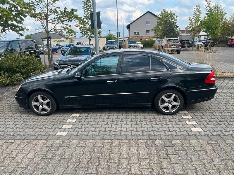 Gebraucht Mercedes E200 163 PS (119 kW) 2004 Schwarz Limousine