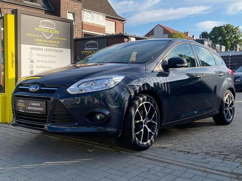 Grau Gebraucht 2013 Ford Focus Trend Limousine | 6.950 € (Fairer Preis) - Bild 1/3