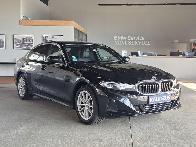 Black sapphire metallic Gebraucht 2024 BMW 318 Sport Line Limousine | 33.990 € (Fairer Preis) - Bild 1/4