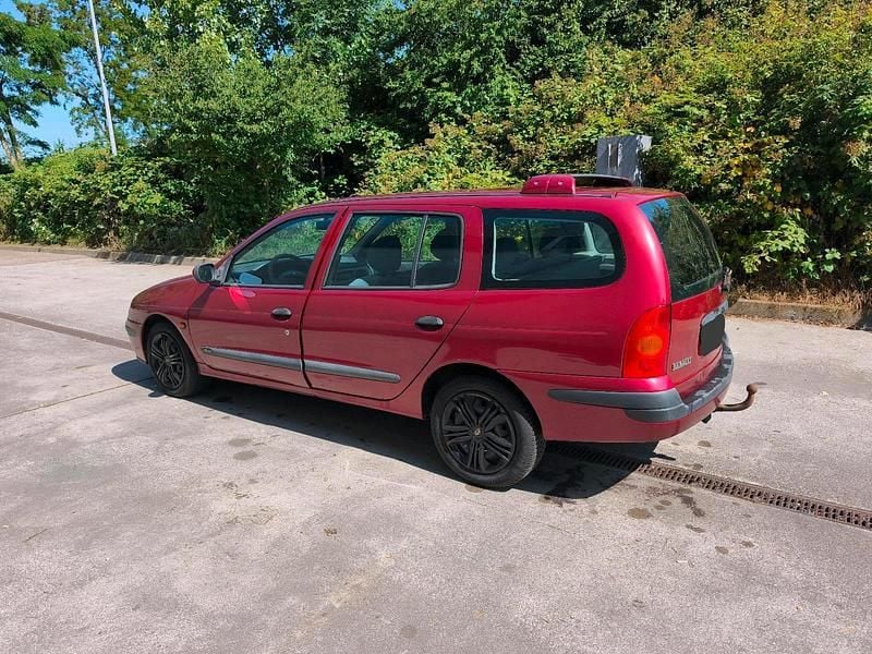 Rot Gebraucht 2001 Renault Mégane GrandTour Kombi | 200 € (Fairer Preis) - Bild 1/4