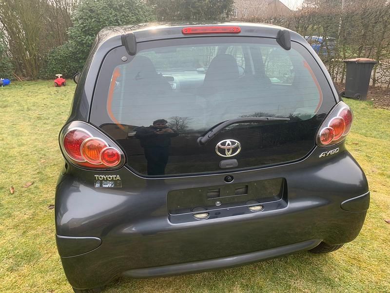 Gebraucht Toyota Aygo 68 PS (50 kW) 2011 Grau Kleinwagen