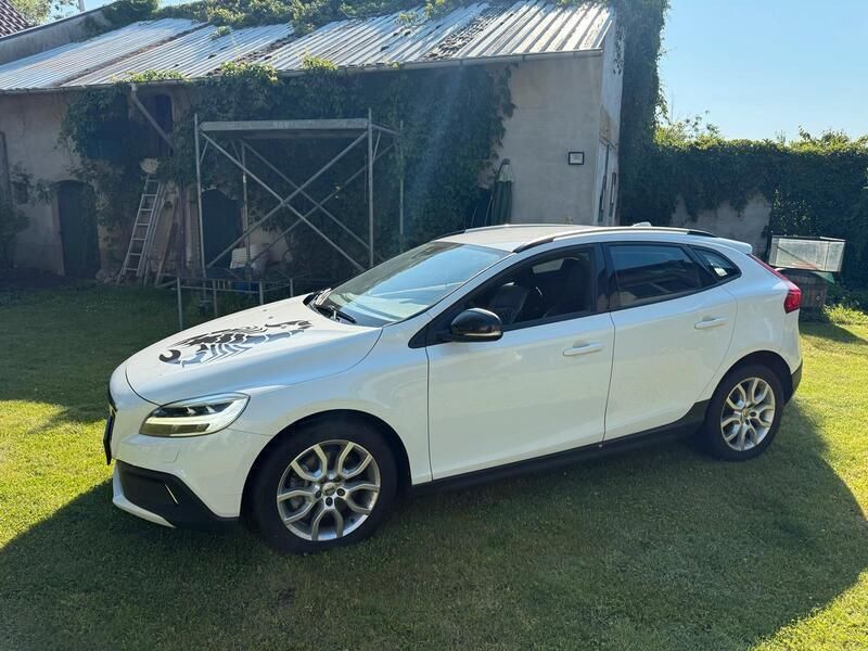 Weiß Gebraucht 2016 Volvo V40 CC Kombi | 11.000 € (Guter Preis) - Bild 1/4
