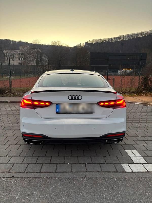 Weiß Gebraucht 2020 Audi A5 Sportback Advanced Plus Limousine | 27.899 € (Fairer Preis) - Bild 1/4