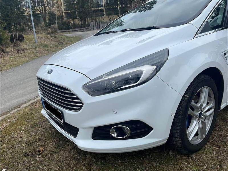Gebraucht Ford S-MAX Titanium 209 PS (153 kW) 2016 Weiß Van / Kleinbus