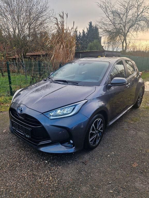 Grau Gebraucht 2022 Toyota Yaris Hybrid Limousine | 13.400 € (Guter Preis) - Bild 1/4