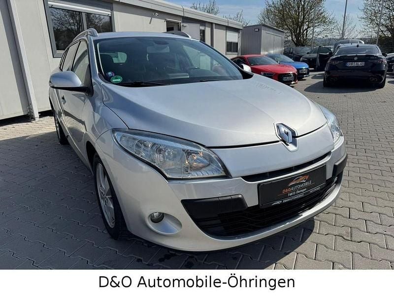 Gebraucht Renault Mégane III Dynamique 106 PS (77 kW) 2011 Silber Limousine