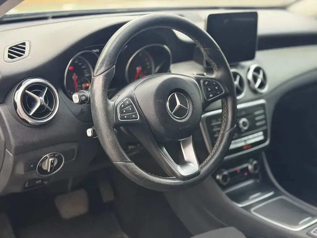 Gebraucht Mercedes GLA180 Urban 122 PS (89 kW) 2017 Silber SUV
