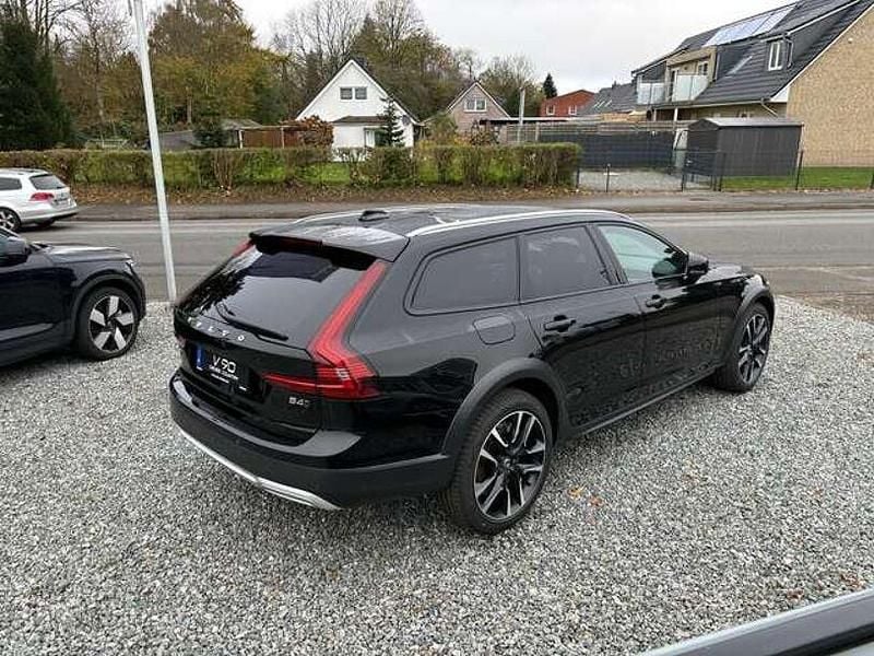 Gebraucht Volvo V90 CC Plus 197 PS (144 kW) 2024 Onyx black / metallic Kombi
