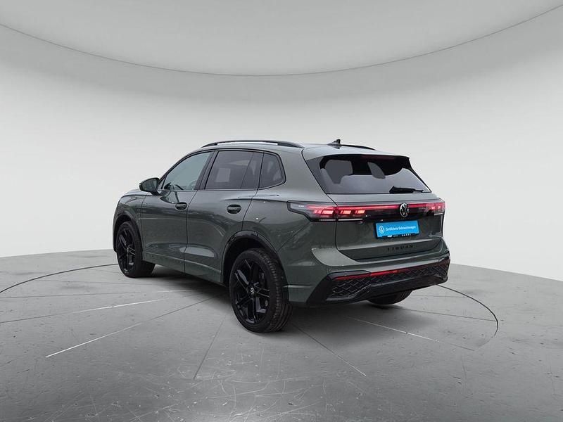 Gebraucht VW Tiguan R-line 193 PS (141 kW) 2024 Cipressinogrün metallic SUV
