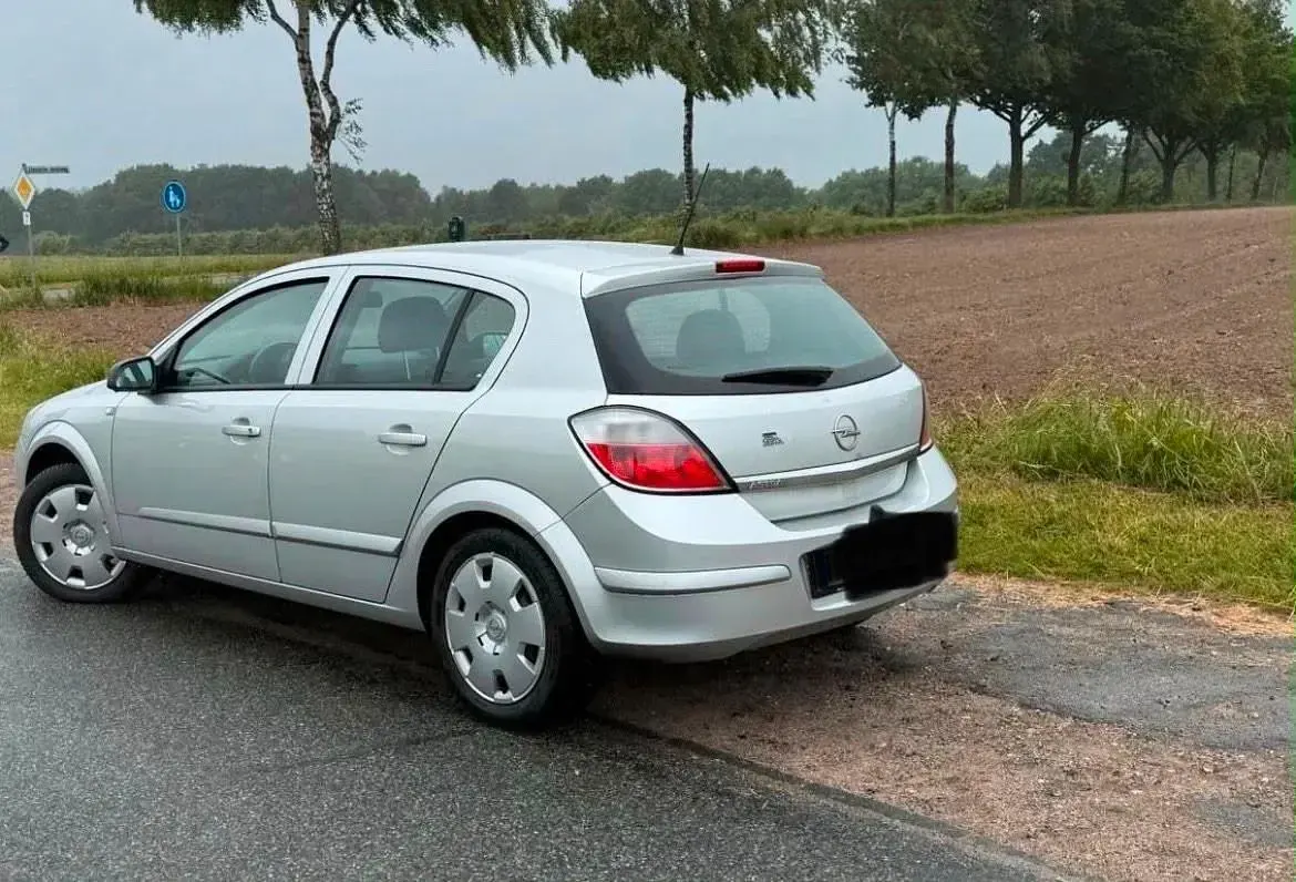 Gebraucht Opel Astra 90 PS (66 kW) 2005 Silber Limousine