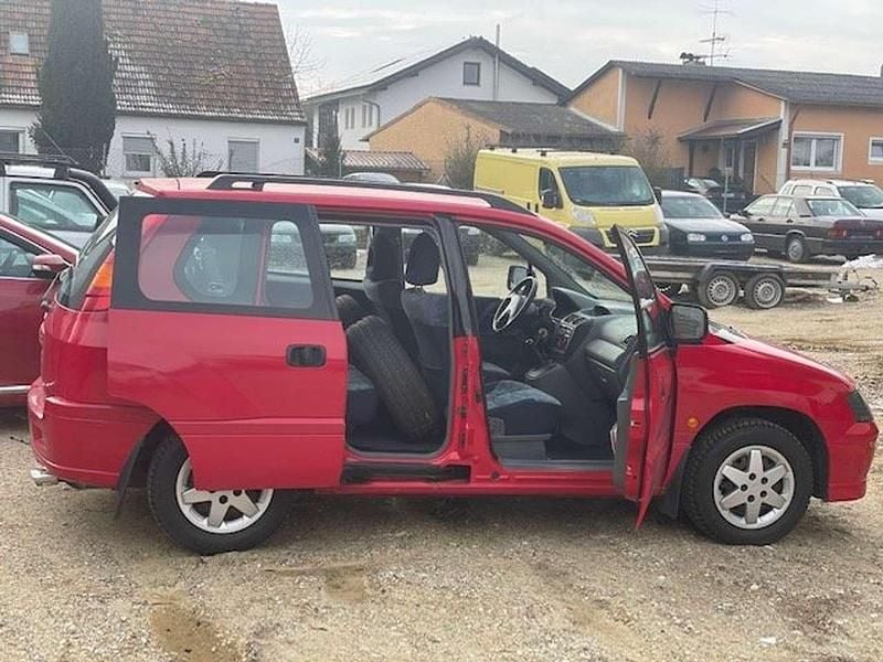 Gebraucht Mitsubishi Space Runner 136 PS (100 kW) 1999 Rot Van / Kleinbus