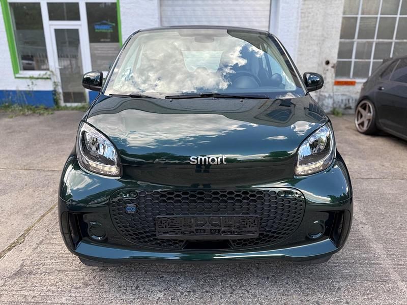 Grün Gebraucht 2021 Smart ForTwo Electric Drive Kleinwagen | 12.500 € (Teuer) - Bild 1/4