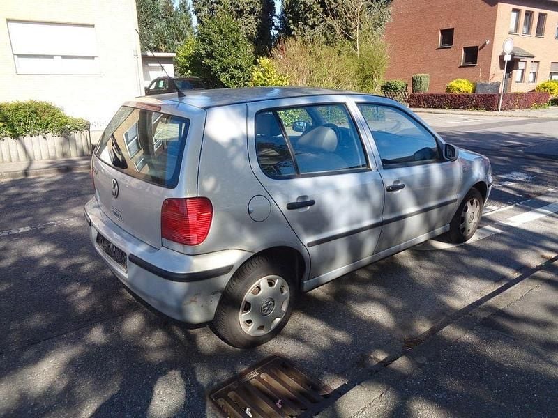Gebraucht VW Polo Basis 60 PS (44 kW) 2000 Silber Limousine