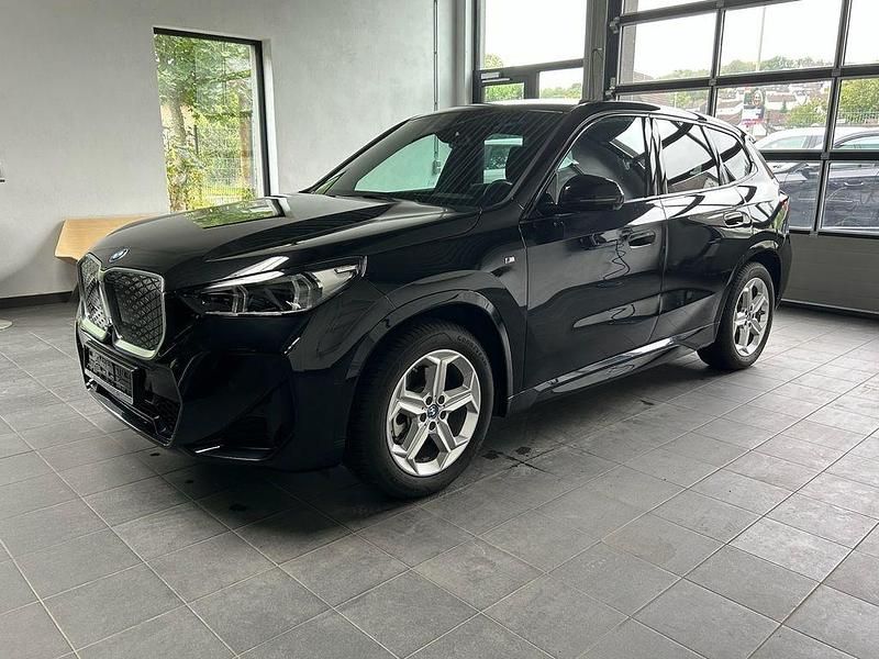 Schwarz Gebraucht 2023 BMW iX1 M Sport SUV | 41.950 € (Superpreis) - Bild 1/4