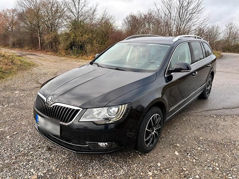 Schwarz Gebraucht 2014 Skoda Superb Kombi | 8.599 € (Superpreis) - Bild 1/4
