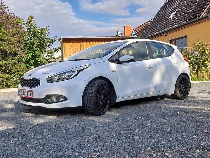 Weiß Gebraucht 2013 Kia Ceed Limousine | 5.200 € (Fairer Preis) - Bild 1/4