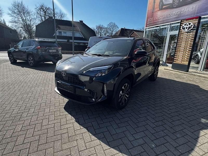 Neu Toyota Yaris Hybrid 131 PS (96 kW) 2025 Schwarz Kleinwagen
