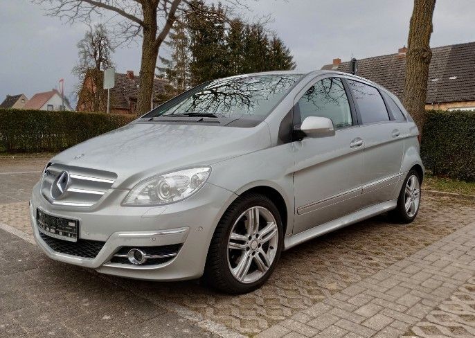 Silber Gebraucht 2011 Mercedes B180 Van / Kleinbus | 7.950 € (Guter Preis) - Bild 1/2