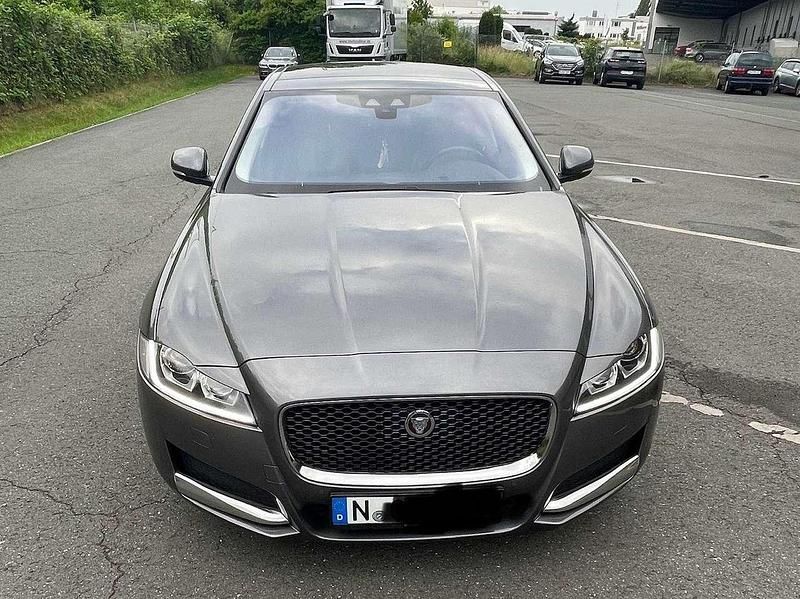 Grau Gebraucht 2016 Jaguar XF Prestige Limousine | 14.500 € - Bild 1/4