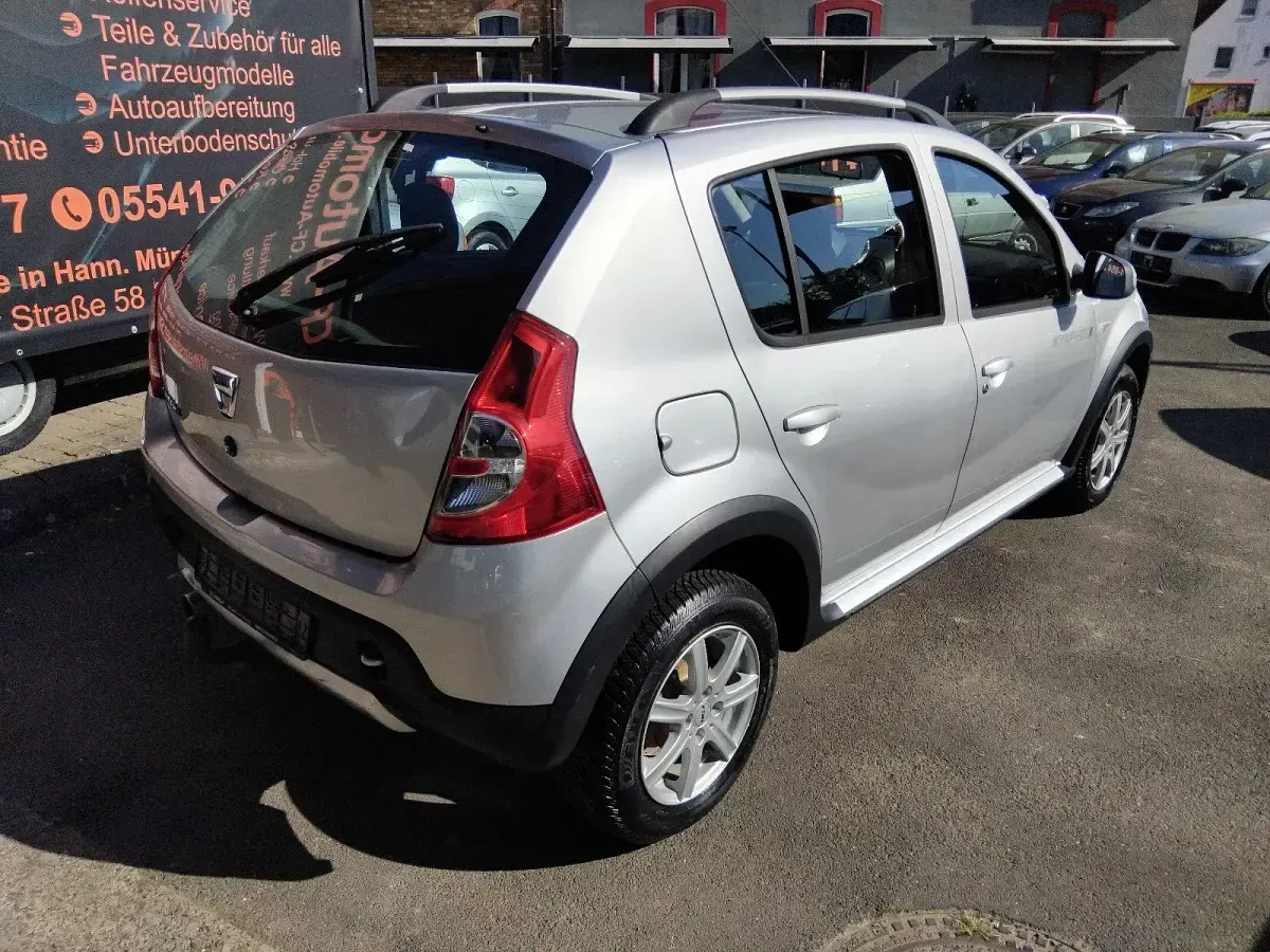 Używany Dacia Sandero 84 KM (61 kW) 2012 Srebrny Sedan/Limuzyna