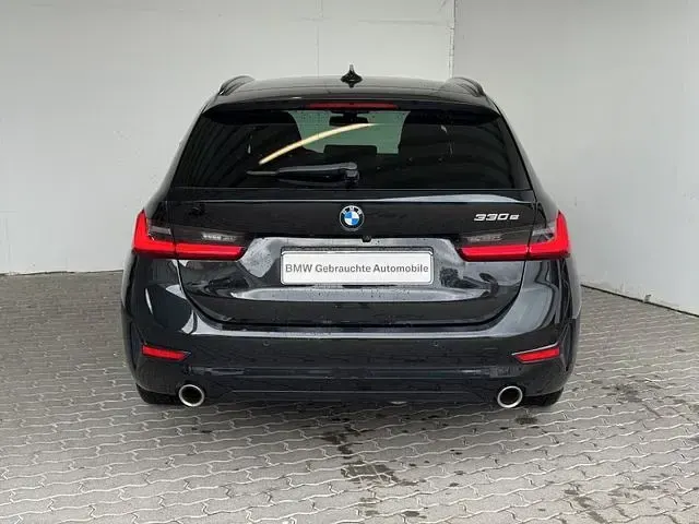 Gebraucht BMW 330e Sport Line 292 PS (214 kW) 2021 Schwarz Kombi
