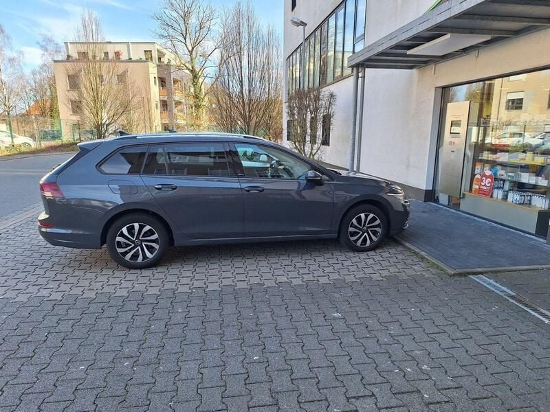 Grau Gebraucht 2022 VW Golf VIII Active Kombi | 20.250 € (Guter Preis) - Bild 1/4