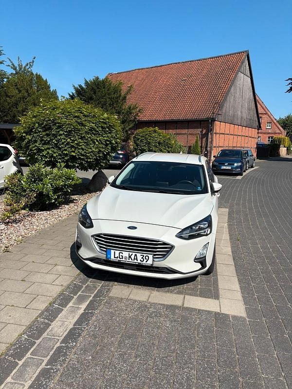 Andere außenfarben Gebraucht 2019 Ford Focus Kombi | 10.000 € (Fairer Preis) - Bild 1/4