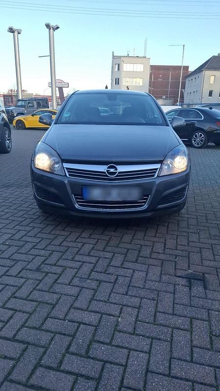 Grau Gebraucht 2010 Opel Astra Kombi | 2.250 € (Guter Preis) - Bild 1/4