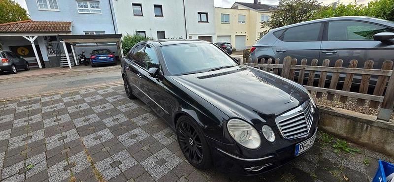 Schwarz Gebraucht 2007 Mercedes E350 Classic Limousine | 11.800 € - Bild 1/4