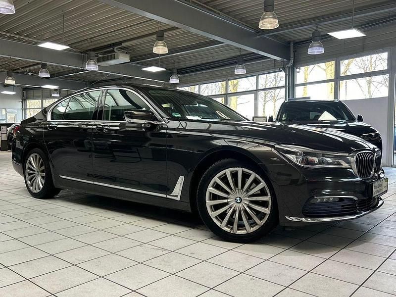 Braun Gebraucht 2016 BMW 740 Sport Line Limousine | 23.990 € (Fairer Preis) - Bild 1/4