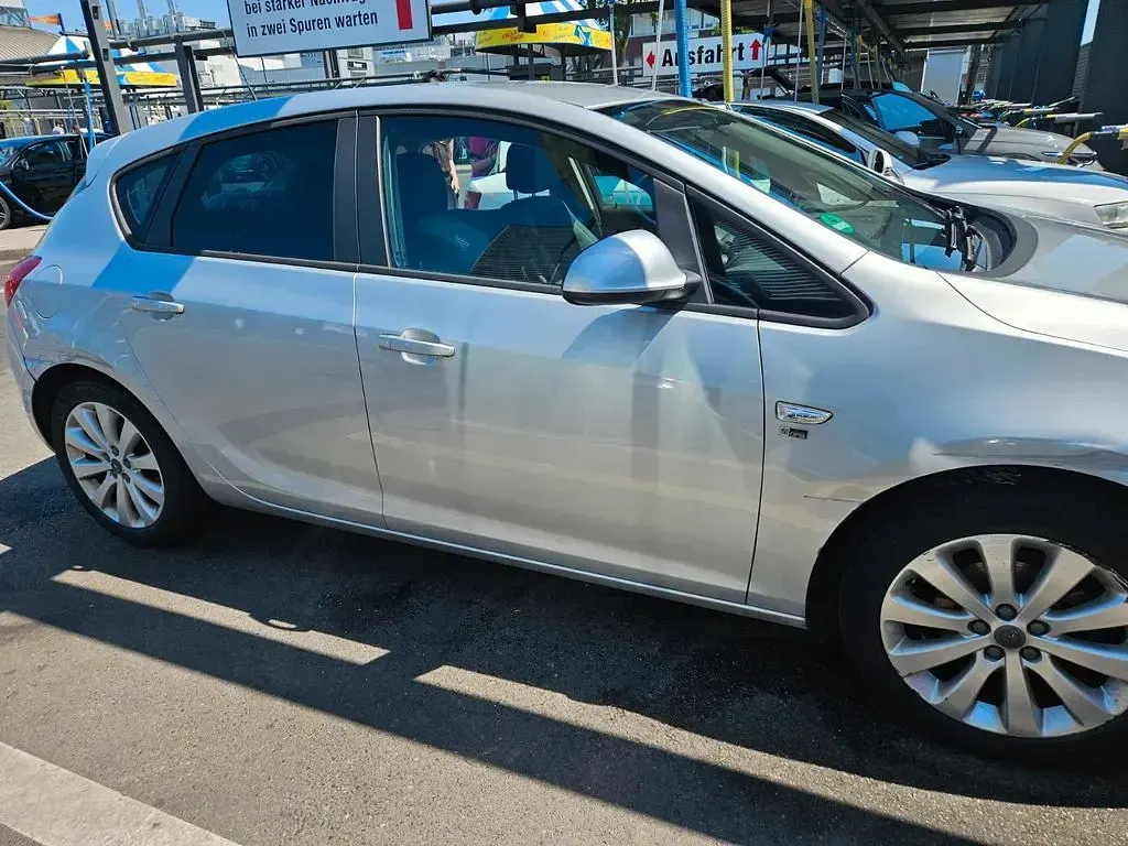 Gebraucht Opel Astra 101 PS (74 kW) 2012 Silber Limousine
