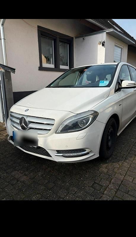 Weiß Gebraucht 2012 Mercedes B180 Van / Kleinbus | 3.700 € (Superpreis) - Bild 1/4