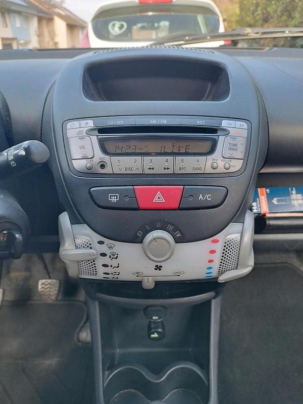 Gebraucht Toyota Aygo 68 PS (50 kW) 2012 Weiß Kleinwagen