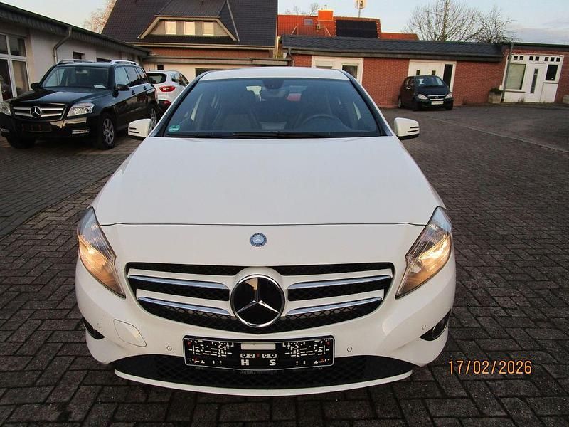 Gebraucht Mercedes A180 122 PS (89 kW) 2013 Calcitweiss  unilack Kleinwagen