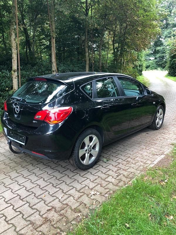 Schwarz Gebraucht 2010 Opel Astra Sport Kleinwagen | 2.300 € (Superpreis) - Bild 1/4