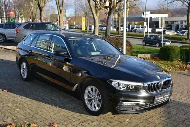 Gebraucht BMW 520 Sport Line 190 PS (139 kW) 2018 Black sapphire metallic Kombi