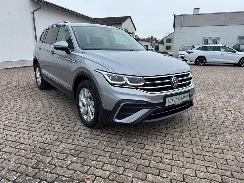 Gebraucht VW Tiguan Allspace Life 150 PS (110 kW) 2023 Pyritsilber metallic SUV