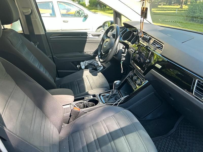 Grau Gebraucht 2019 VW Touran Highline Van / Kleinbus | 24.500 € (Fairer Preis) - Bild 1/4
