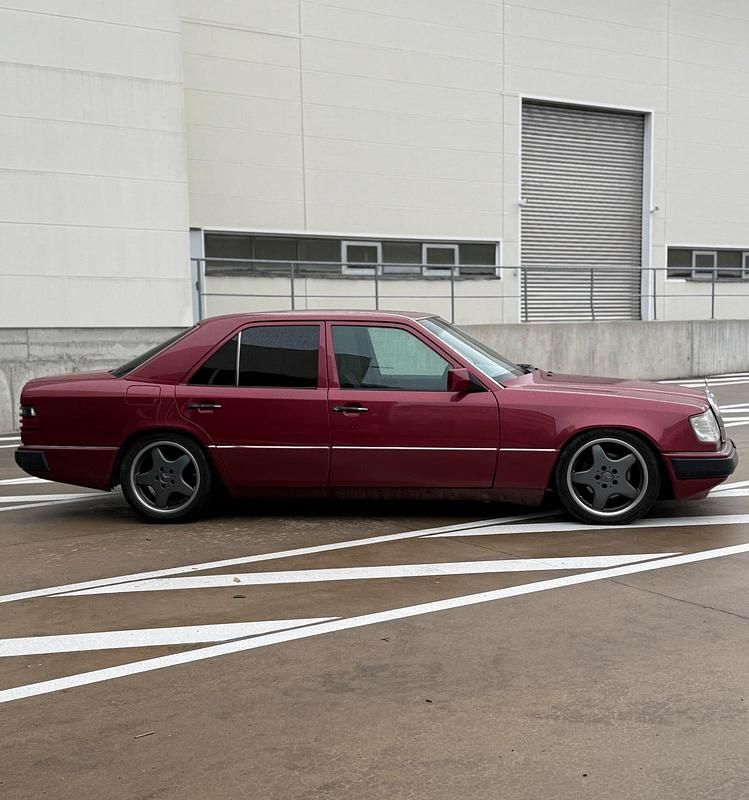 Gebraucht Mercedes E220 150 PS (110 kW) 1993 Andere farben Limousine