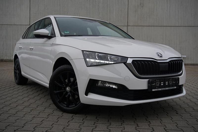 Weiß Gebraucht 2021 Skoda Scala Ambition Kleinwagen | 16.494 € (Guter Preis) - Bild 1/4