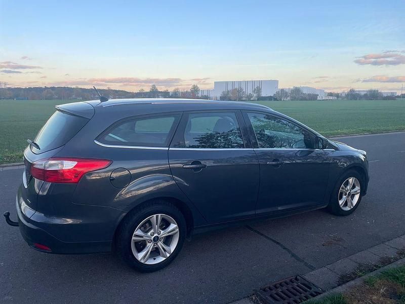 Schwarz Gebraucht 2012 Ford Focus Titanium Limousine | 2.499 € (Superpreis) - Bild 1/4