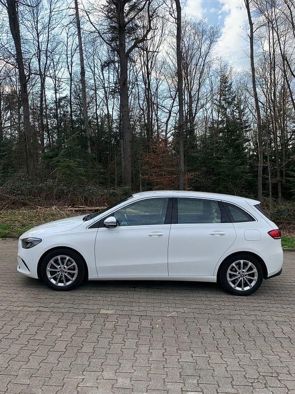 Gebraucht Mercedes B220 190 PS (139 kW) 2019 Weiß Van / Kleinbus