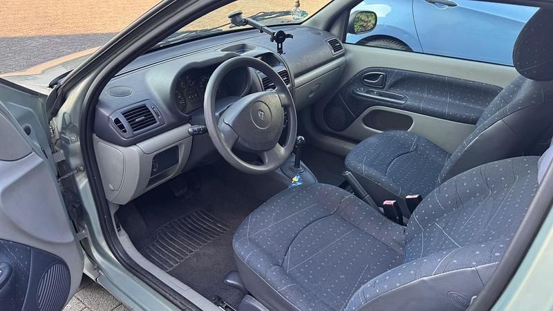 Second-hand Renault Clio II 2002 Verde Berlinǎ