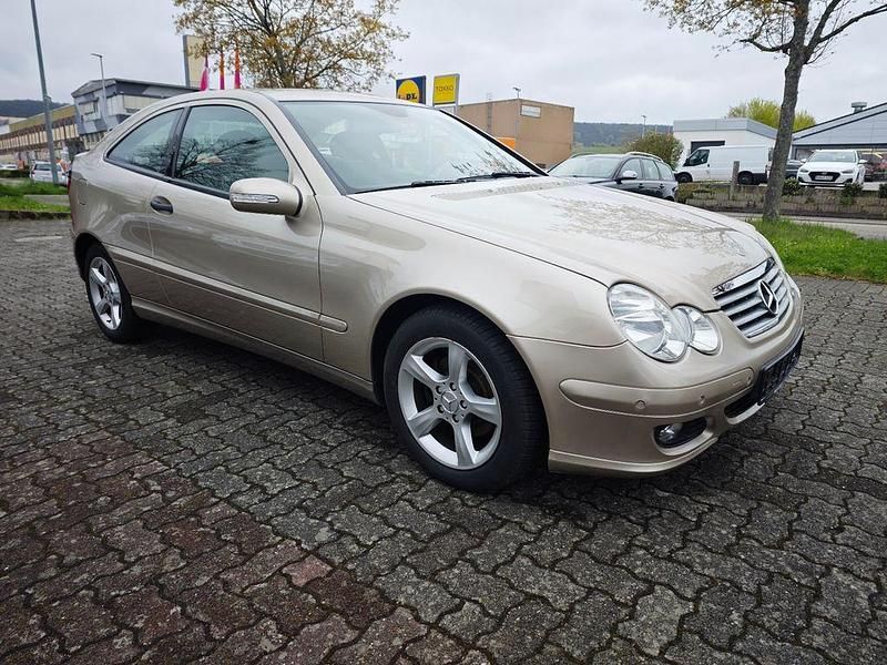 Gebraucht Mercedes C180 143 PS (105 kW) 2006 Beige Coupé