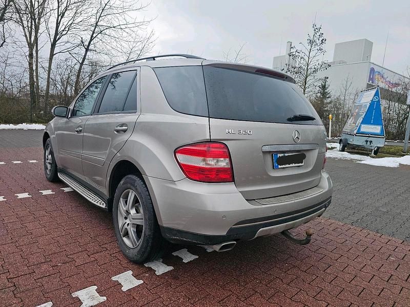 Gebraucht Mercedes ML320 224 PS (164 kW) 2006 Silber SUV